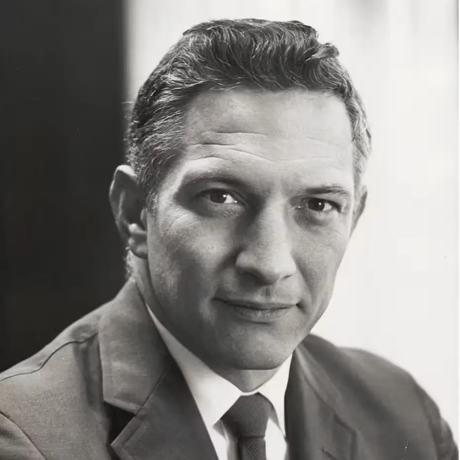 Robert Noyce merupakan salah satu alumni MIT berpengaruh.